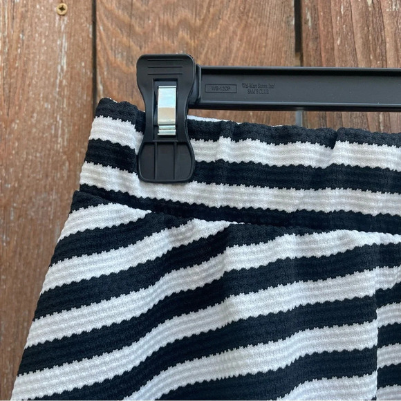 CHARLOTTE RUSSE Women’s Striped Black White Flare Skater‎ Mini Skirt Size Medium - Picture 5 of 7